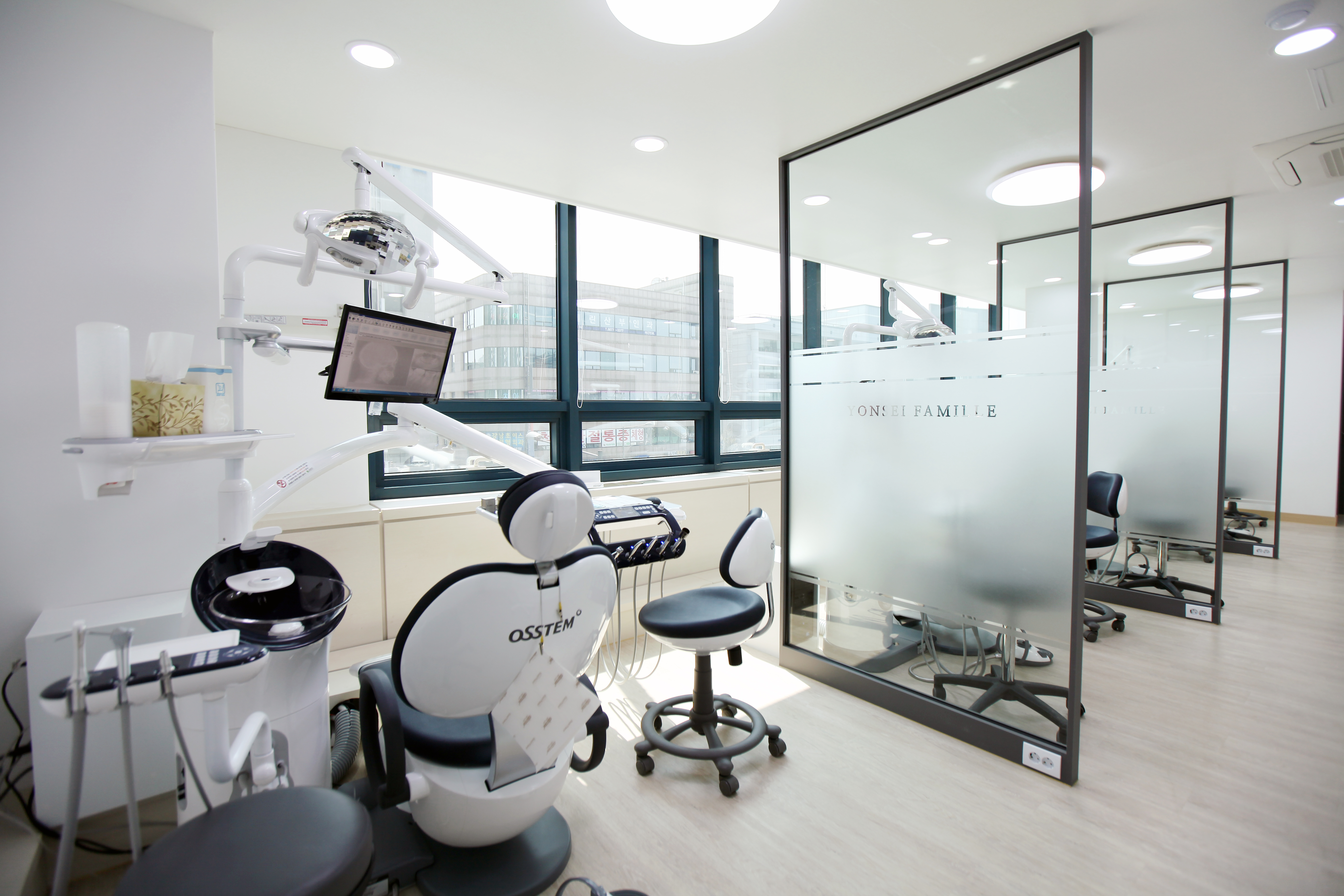 Whitening treatment room at Yonsei Famille Dental Clinic in Seoul